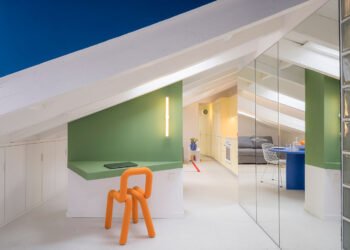 Un ático monótono en Madrid sufre una colorida renovación