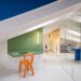 Un ático monótono en Madrid sufre una colorida renovación