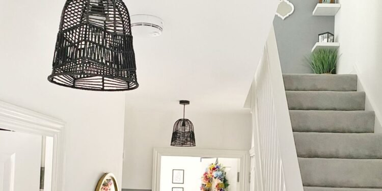 Un simple truco de iluminación hecho por usted mismo hizo que este pasillo pareciera más caro