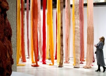 La exposición Unravel de Barbican explora el poder subversivo de los textiles