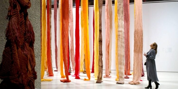 La exposición Unravel de Barbican explora el poder subversivo de los textiles