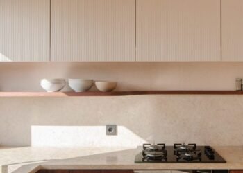 Studio Gameiro se basa en los tonos de los acantilados de Caparica para el apartamento Arriba