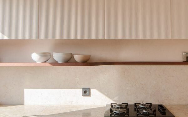 Studio Gameiro se basa en los tonos de los acantilados de Caparica para el apartamento Arriba