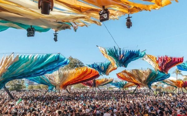Do Lab crea extensos «hongos» de tela para el escenario de Coachella