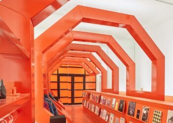 Gary Card rediseña la tienda LN-CC con un túnel naranja y un club iluminado por LED