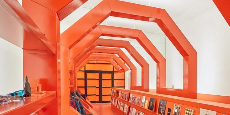 Gary Card rediseña la tienda LN-CC con un túnel naranja y un club iluminado por LED