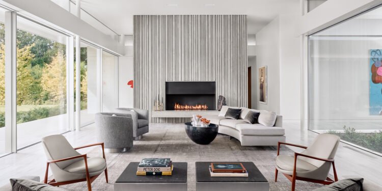 Un diseño de casa de hormigón que está hábilmente aislado de la ciudad