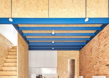 Ocho interiores de casas donde los entrepisos maximizan el espacio utilizable