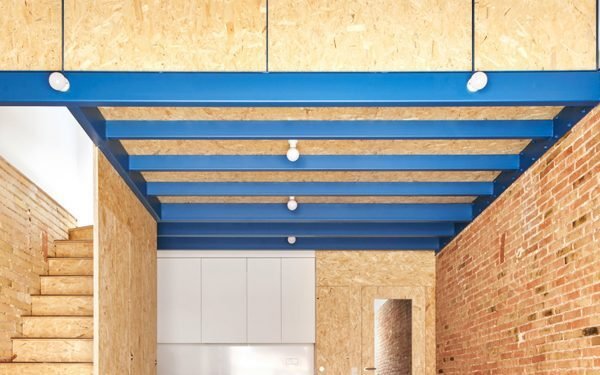 Ocho interiores de casas donde los entrepisos maximizan el espacio utilizable