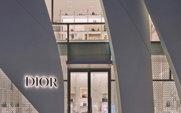 Christian de Portzamparc envuelve la boutique Dior con «conchas de resina» en Ginebra