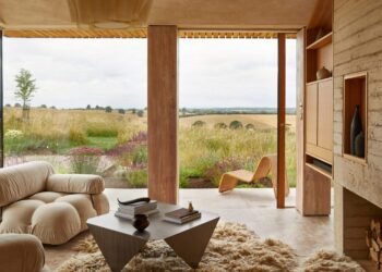 Ocho salas de estar con interiores modernos, orgánicos y táctiles.