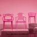 Kartell recrea las sillas rosas de Philippe Starck para sentar a humanos y Barbies