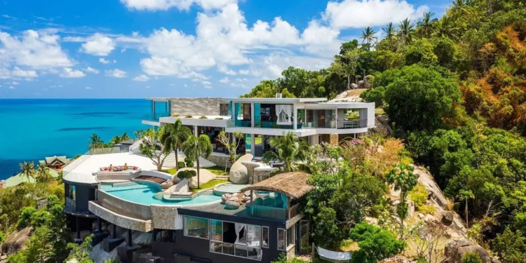 Una espectacular villa tropical junto al mar [Video]