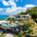 Una espectacular villa tropical junto al mar [Video]