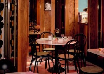 Marimekko transforma la «verdadera institución milanesa» en un café decorado con flores