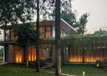 Una exuberante villa vietnamita construida para alojar a varias generaciones [Video]