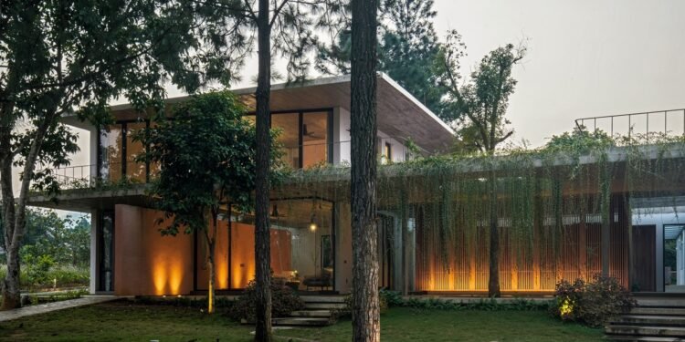 Una exuberante villa vietnamita construida para alojar a varias generaciones [Video]