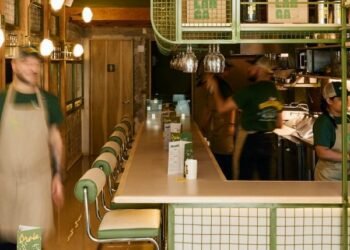 MYT+GLVDK crea restaurante estilo industrial en Ciudad de México