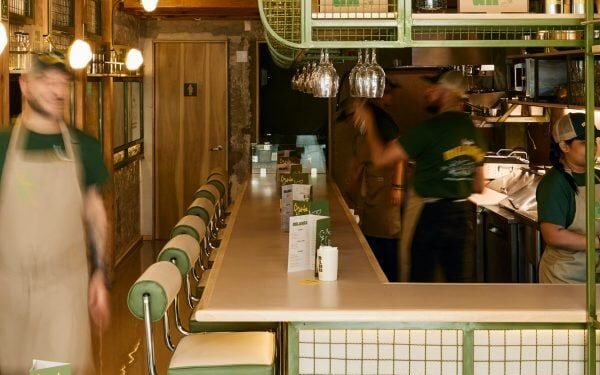 MYT+GLVDK crea restaurante estilo industrial en Ciudad de México