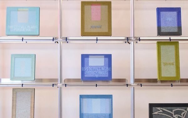 Patrick Carroll presenta «cuadros» tejidos en la tienda JW Anderson