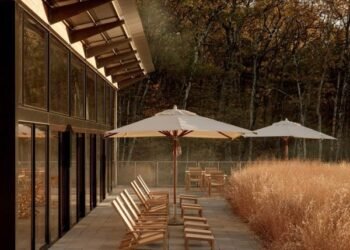 Fritz Hansen equipa el hotel-piaule con muebles de exterior