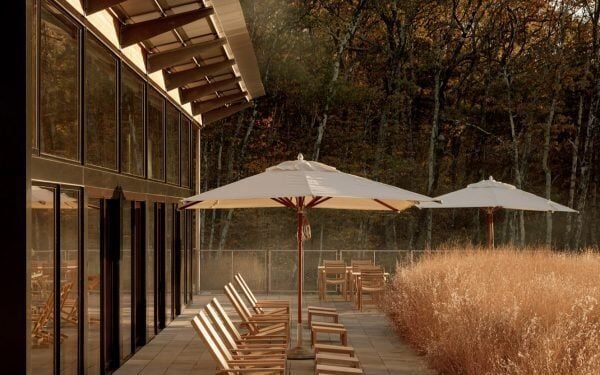 Fritz Hansen equipa el hotel-piaule con muebles de exterior