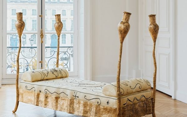 Schiaparelli presenta muebles surrealistas de bronce y seda