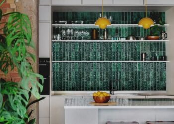 Ocho cocinas con llamativas paletas de materiales de colores y texturas contrastantes