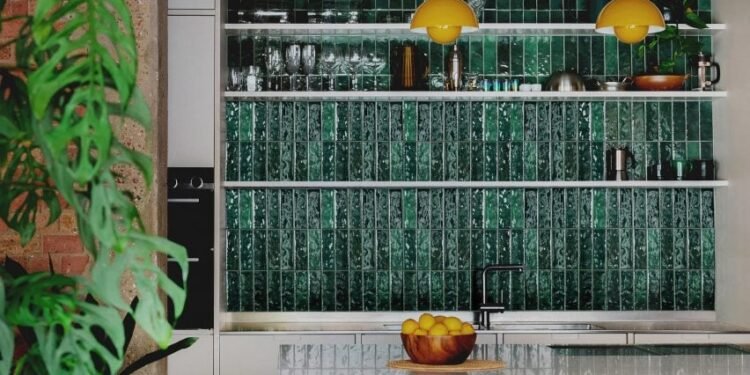 Ocho cocinas con llamativas paletas de materiales de colores y texturas contrastantes