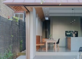 Hogares donde el suelo mejora la conexión entre el interior y el exterior