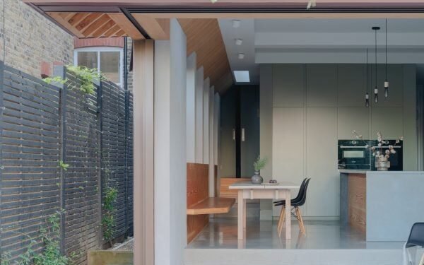 Hogares donde el suelo mejora la conexión entre el interior y el exterior