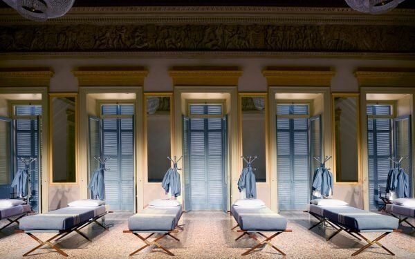 Modelos toman una siesta sobre ropa de cama de Thom Browne durante una actuación en Milán