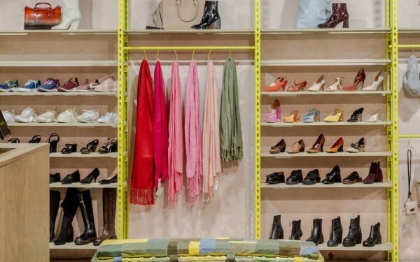 HemingwayDesign y James Shaw crean muebles a partir de ropa vieja