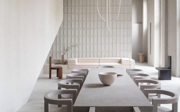 V-Zug presenta una sala de exposición en tonos neutros durante la semana del diseño de Milán