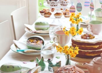 Convierta las cáscaras de huevo sobrantes en un centro floral de Pascua