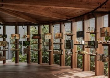 Esrawe + Cadena casa boutique de fragancias Xinú dentro del pabellón radial