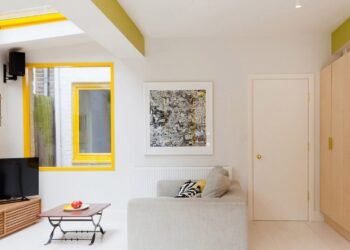 Interiores de casas iluminados con coloridos marcos de ventanas