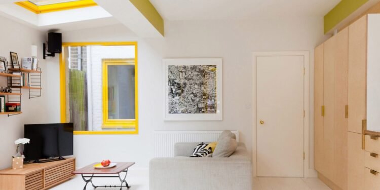 Interiores de casas iluminados con coloridos marcos de ventanas