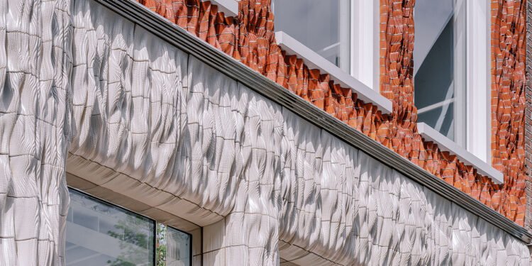 Edificio histórico con fachada de cerámica impresa en 3D en Ámsterdam