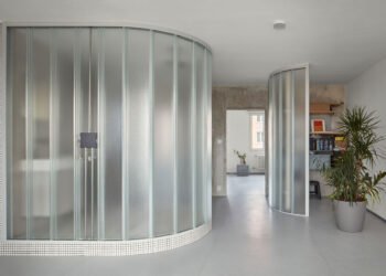 Apartamento de escultor en Praga con paredes curvas de vidrio translúcido