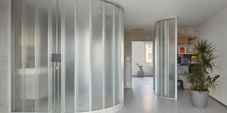 Apartamento de escultor en Praga con paredes curvas de vidrio translúcido