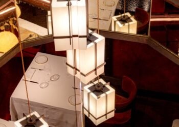 Linternas cuelgan a través de un agujero entre los pisos del restaurante Aragawa