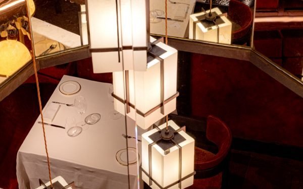 Linternas cuelgan a través de un agujero entre los pisos del restaurante Aragawa