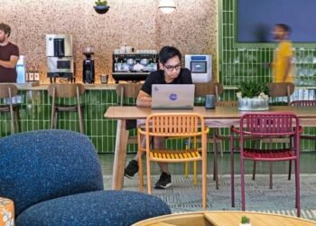 Mithun completa un interior aireado y colorido para su oficina en Austin