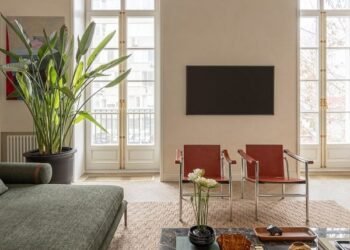 Modektura añade suelo de terrazo de arena a un apartamento en Kiev