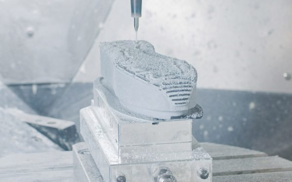 XL Extralight exhibe el proceso de fabricación de suelas en la semana del diseño de Milán