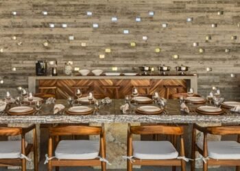 Ocho interiores de comedor y cocina con materiales naturales.