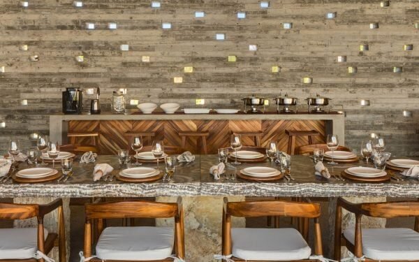 Ocho interiores de comedor y cocina con materiales naturales.