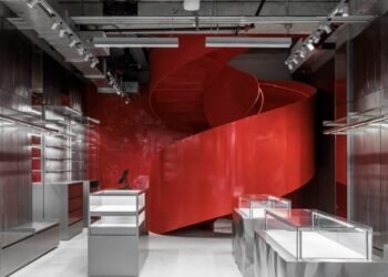 Escalera roja ancla tienda Diesel en Miami Design District