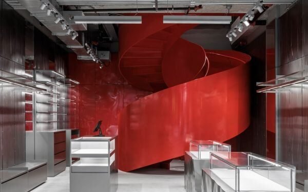 Escalera roja ancla tienda Diesel en Miami Design District